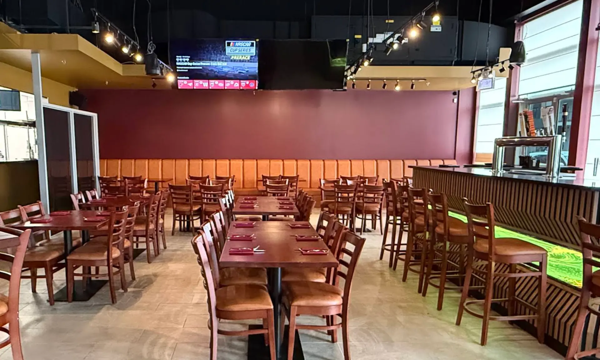 Bar area and seating inside Estrella del Mar